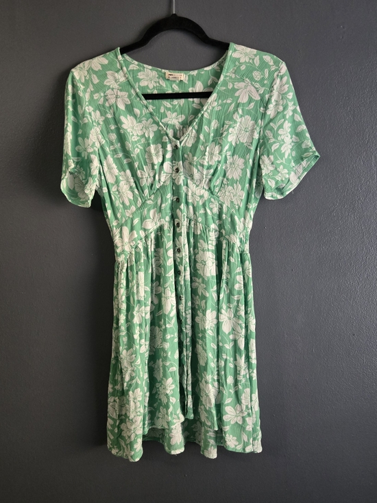 Billabong Dresses & Skirts - Billabong Twirl Around Green and White Floral Dress Medium